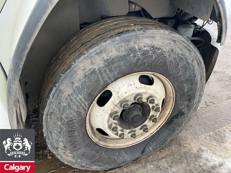 2016-freightliner-m2-106-image-12