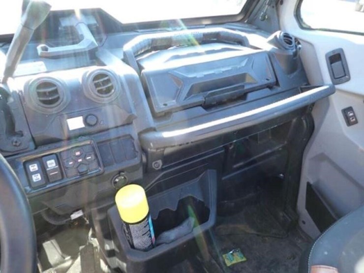 2021-can-am-defender-limited-hd10-4x4-side-by-side-image-19