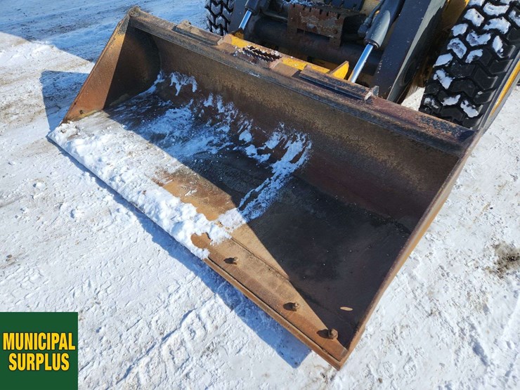 2015-deere-326e-image-21