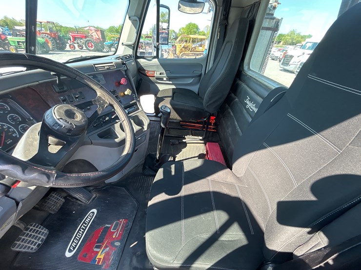 2007-freightliner-columbia-120-image-16