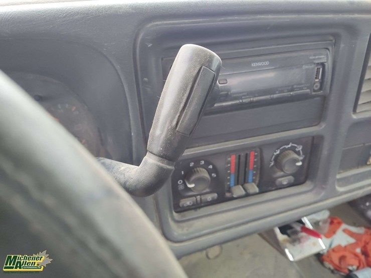 2004-chevrolet-silverado-2500hd-image-13