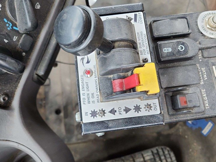 2018-freightliner-m2-106-image-11