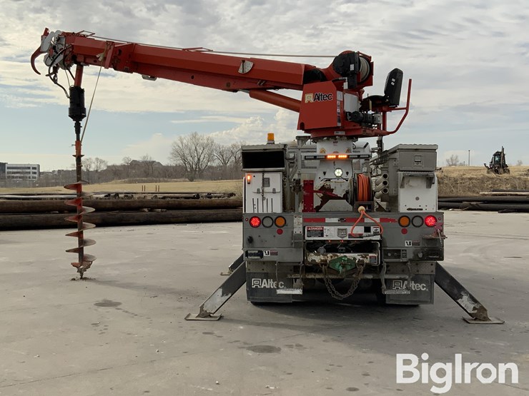 2013-freightliner-m2-106-image-6