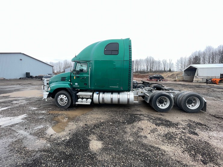 #236-•-2011-mack-semi-tractor-(title-in-delay)-(denmark,-wi)-image-7