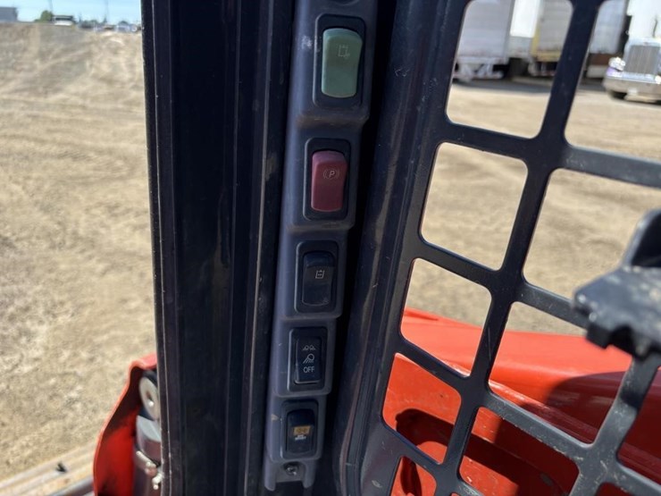 2018-kubota-ssv65-image-27