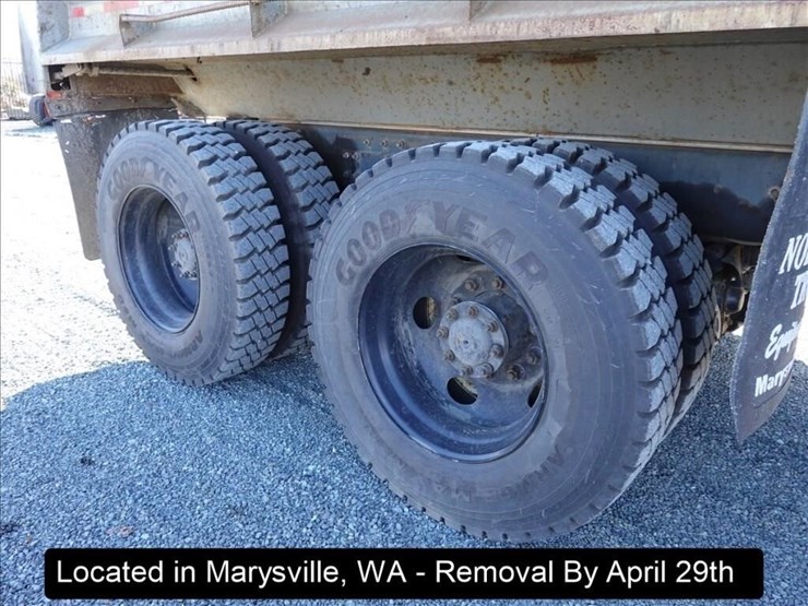 2001-freightliner-fld120-image-33