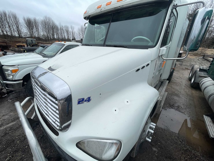 #238-•-2007-freightliner-semi-tractor-(title-in-delay)-(denmark,-wi)-image-9