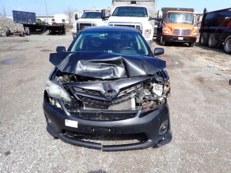 damaged-2013-toyota-corolla-sedan-2t1bu4ee1dc92192-image-2