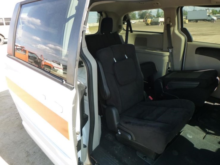 2014-dodge-grand-caravan-image-24