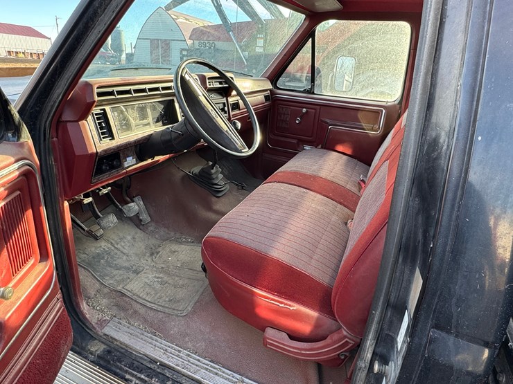seller-#26.-1985-ford-1-ton-dually,-2wd,-7.2-gas,-4-speed-manual,-2-service-tanks-with-pumps-and-tool-boxes,-128,000-nice-clean-unit,-tires-are-like-new-image-2