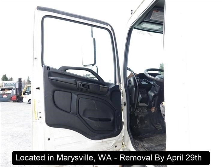 2009-hino-268-image-7