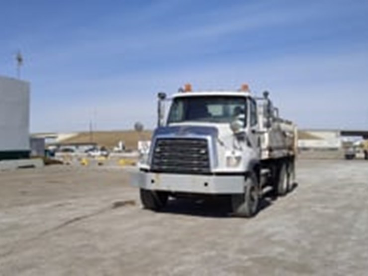 2016-freightliner-114sd-image-5