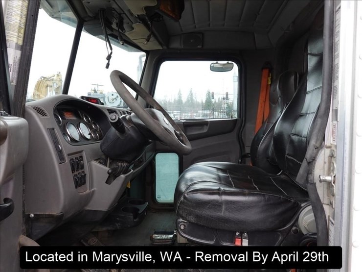 2011-peterbilt-348-image-16