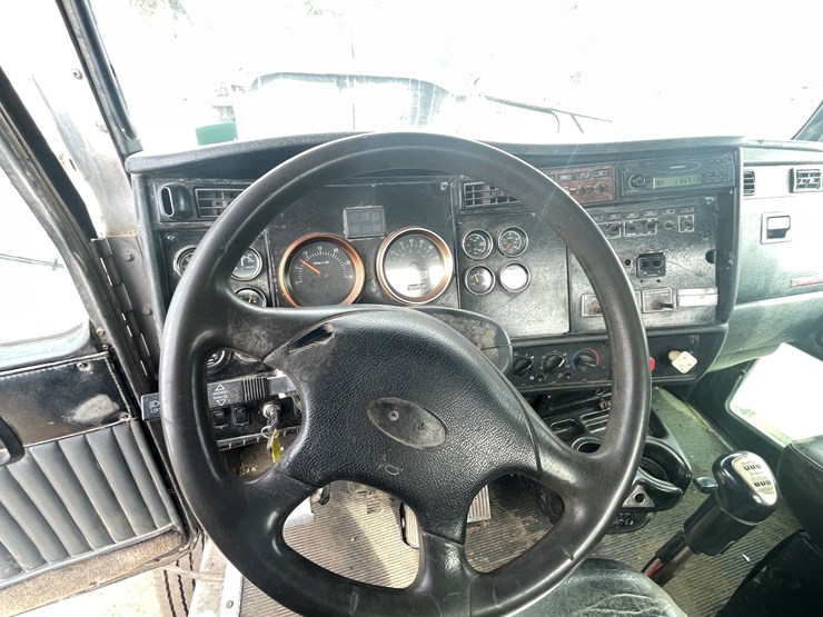 #240-•-2005-kenworth-truck-tractor-(has-mn-title)-(mora,-mn)-image-35