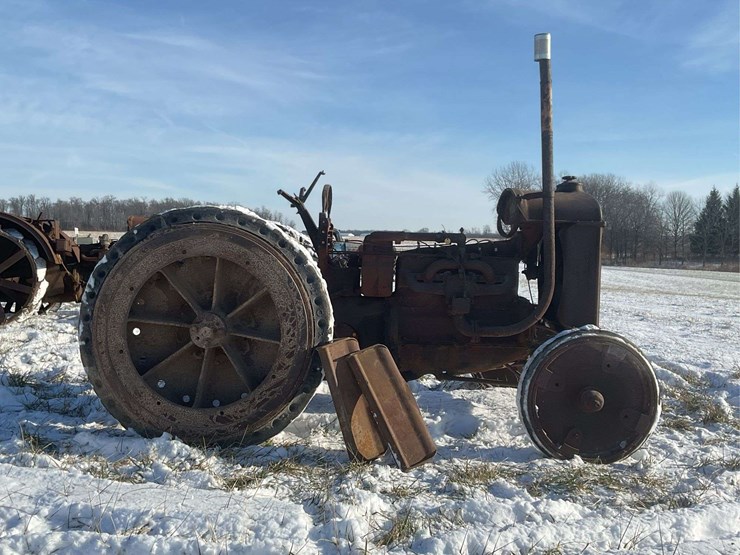 fordson-with-hard-rubber-tires-image-1