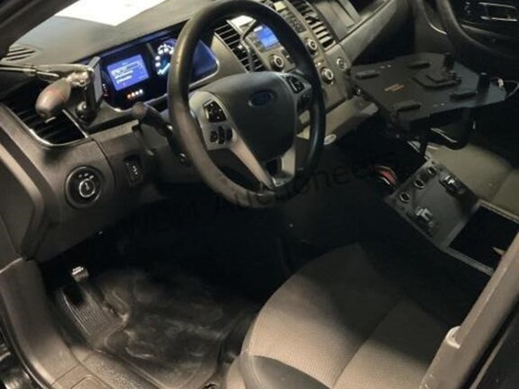 2013-ford-taurus-sdn-image-21