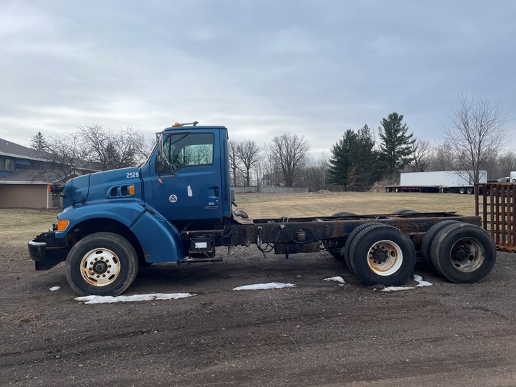 #242-•-2000-sterling-truck-tractor-(has-mn-title)-(mora,-mn)-image-2