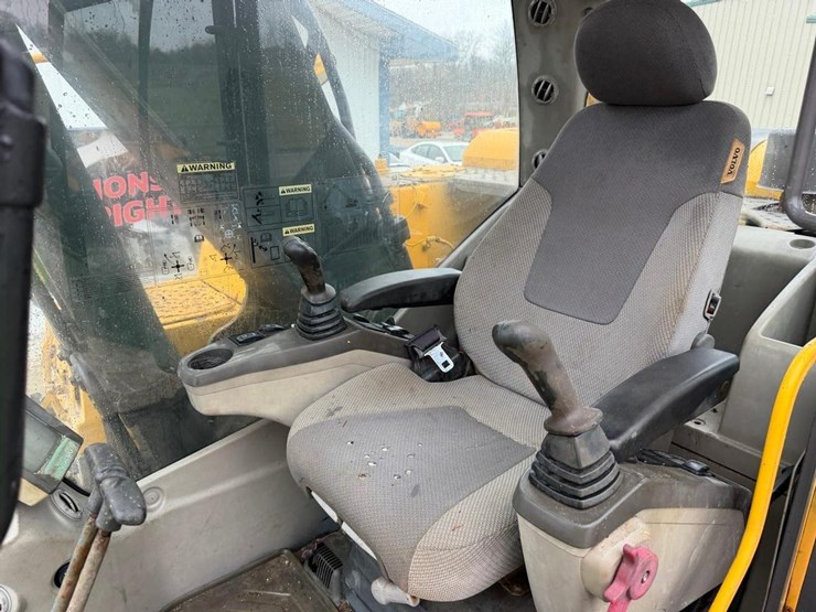 2015-volvo-ec220dlr-image-21