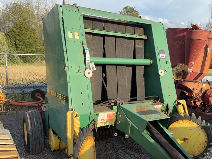 john-deere-335-image-3