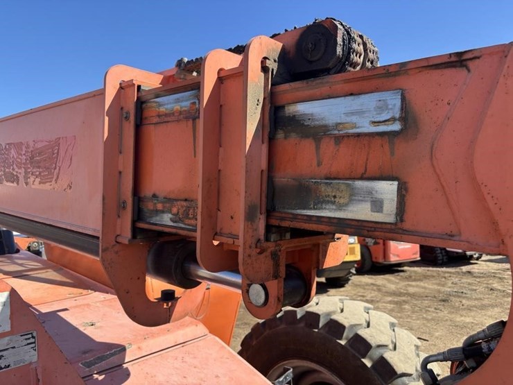 2014-jlg-8042-image-13