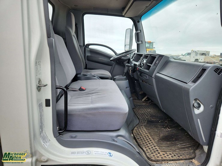 2016-isuzu-npr-image-14