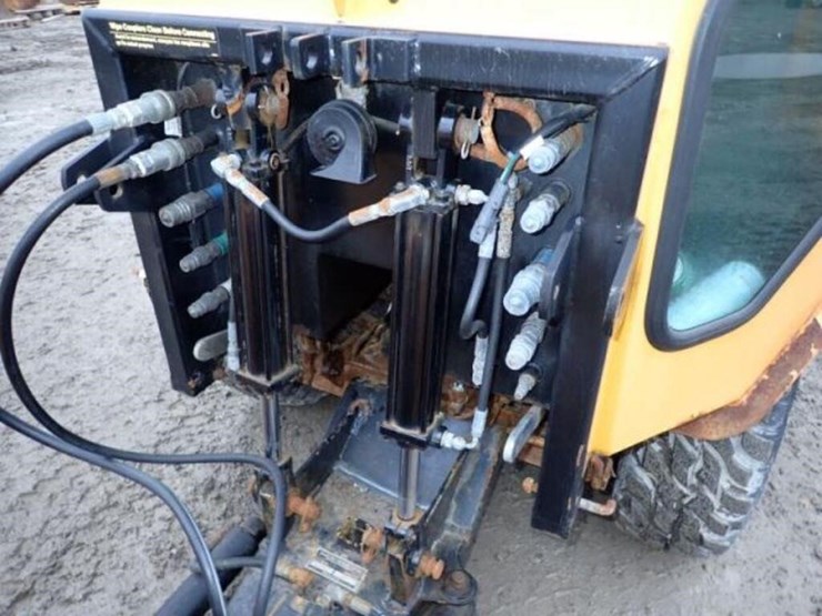 2004-trackless-rmt5t-series-v-4x4-sidewalk-tractor-image-27