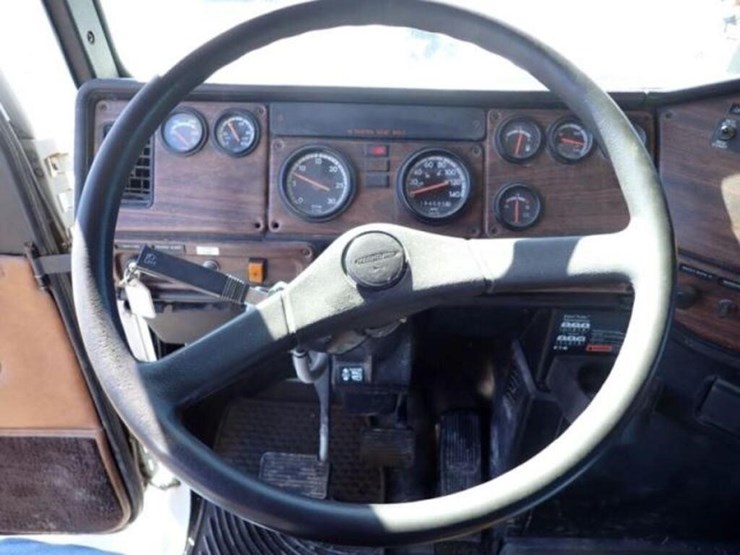 2001-freightliner-fld112-image-13