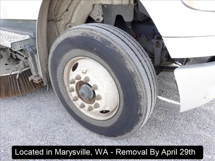 2020-freightliner-m2-106-image-35