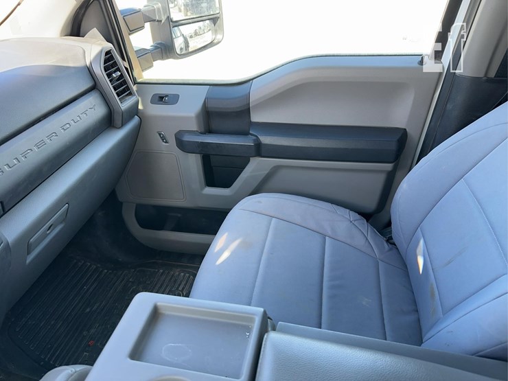 2021-ford-f350-xl-image-11