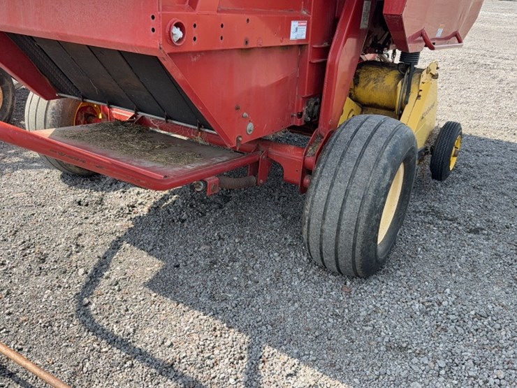 new-holland-br7070-image-6