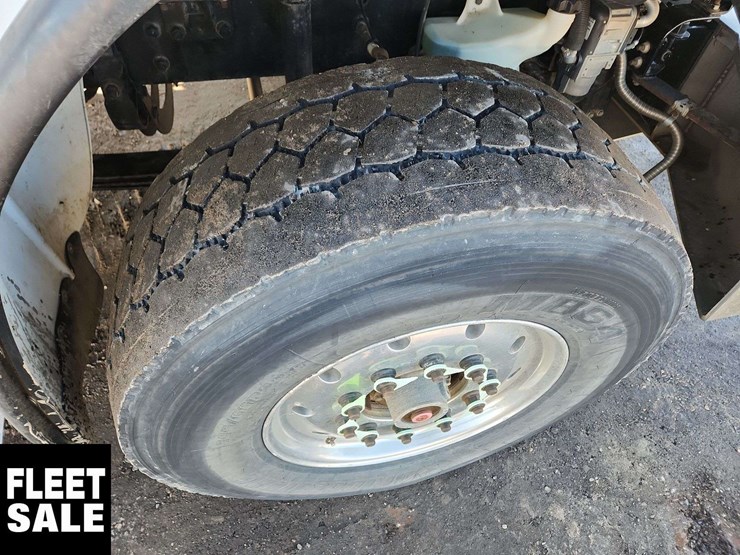 2020-freightliner-m2-106-image-39