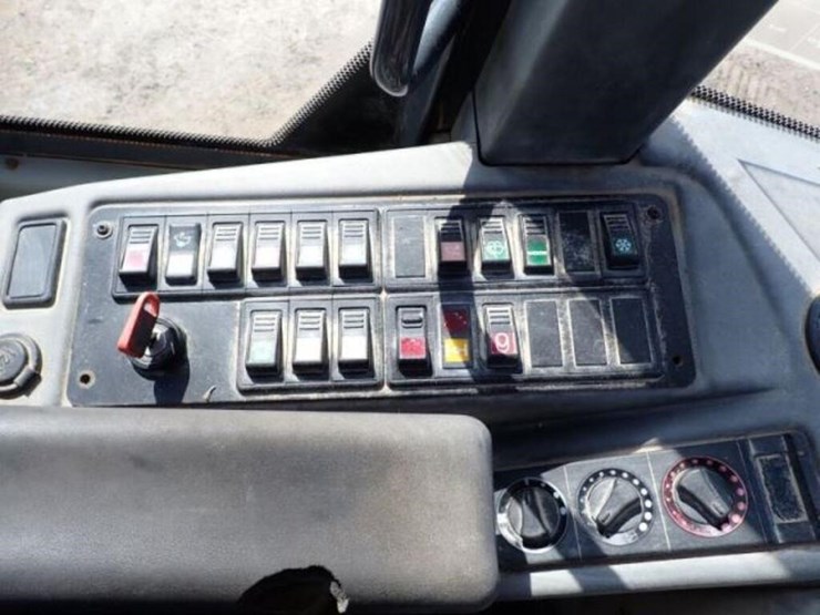 2014-deere-324j-image-14