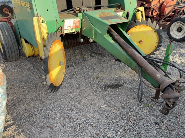 john-deere-335-image-2