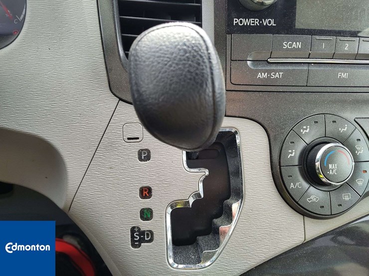 2013-toyota-sienna-image-17