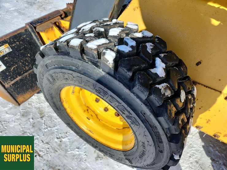 2015-deere-326e-image-13