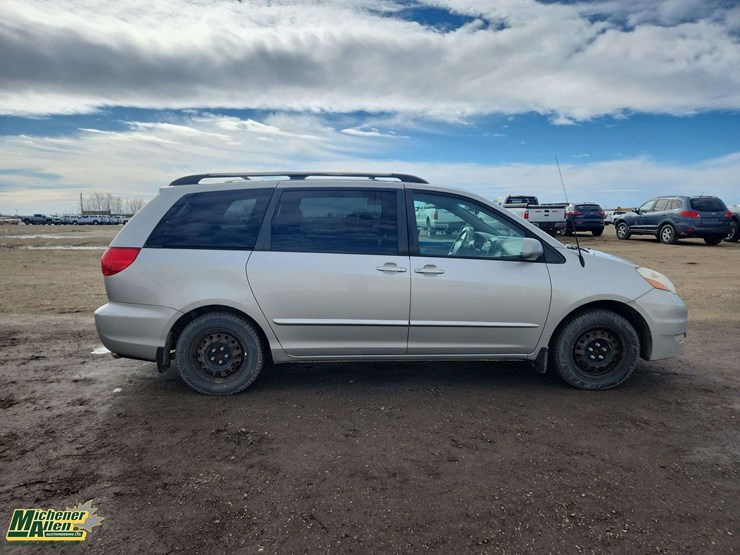 2007-toyota-sienna-le-image-8