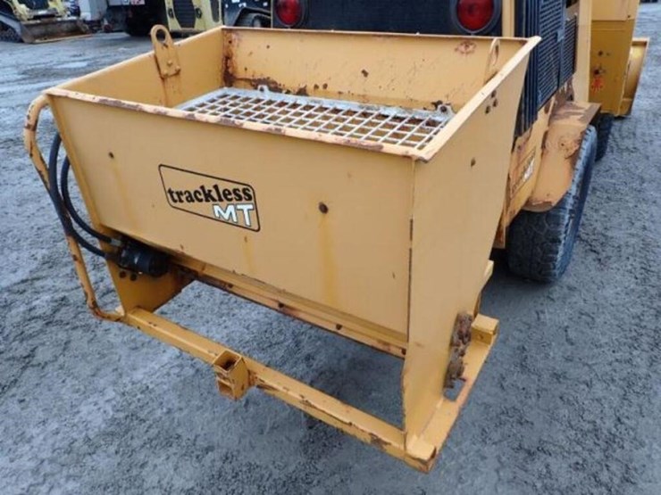 2004-trackless-rmt5t-series-v-4x4-sidewalk-tractor-image-41