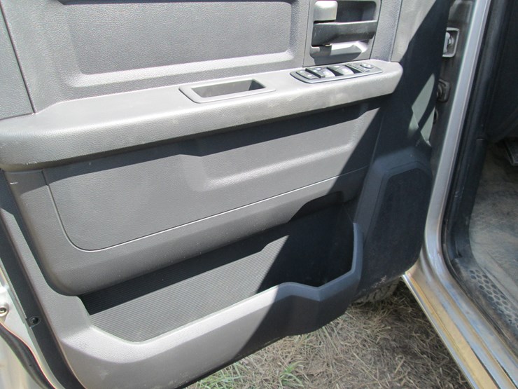 2011-dodge-3500-image-27