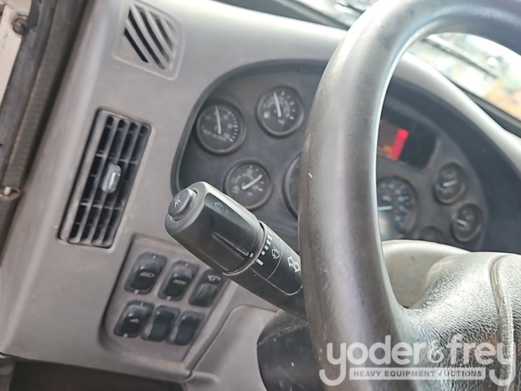 2017-peterbilt-337-image-31