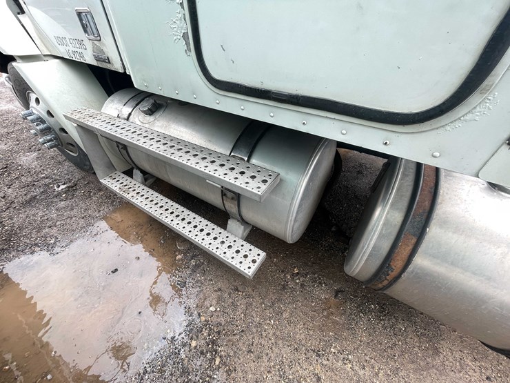 #238-•-2007-freightliner-semi-tractor-(title-in-delay)-(denmark,-wi)-image-16