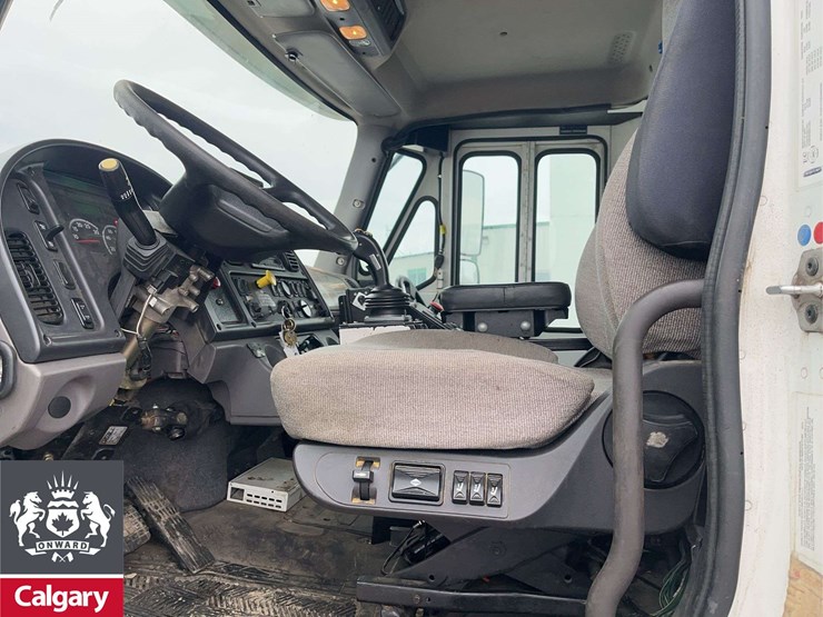 2016-freightliner-m2-106-image-13