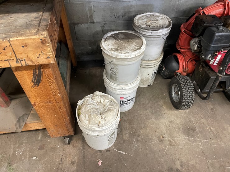 #2553-•-(4)-5-gallon-buckets-(columbia-heights,-mn)-image-2