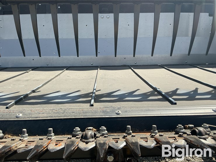 2023-macdon-fd225-flex-draper-head-image-19