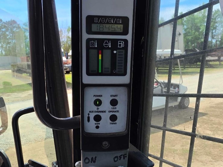 2012-new-holland-225-image-11