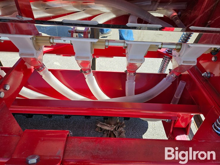 2025-massey-ferguson-730-image-15