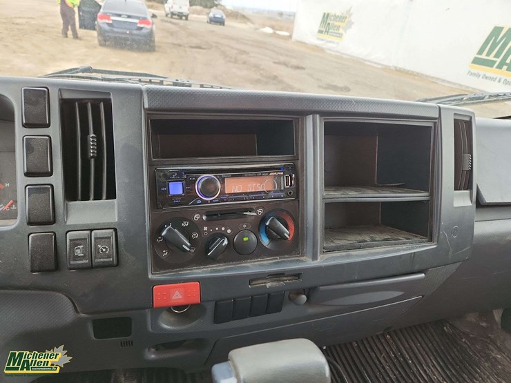 2016-isuzu-npr-image-8