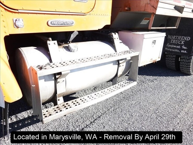 2001-freightliner-fld120-image-31