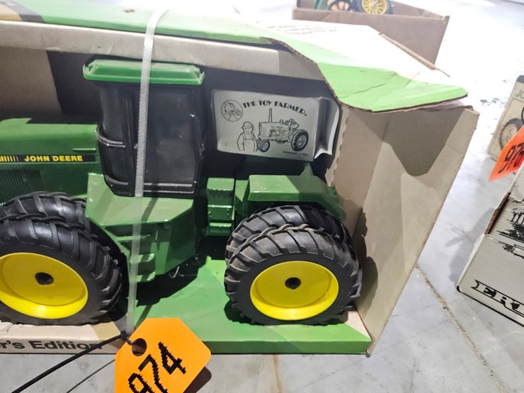 #974-•-john-deere-8760-1/16-scale-die-cast-4wd-tractor-image-4