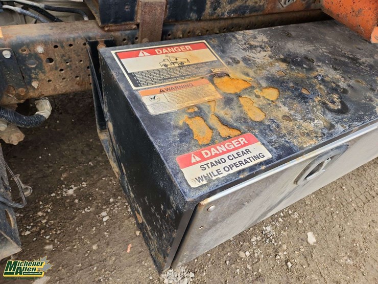 2016-isuzu-npr-image-30