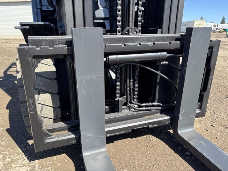 2017-toyota-8fgu30-image-11